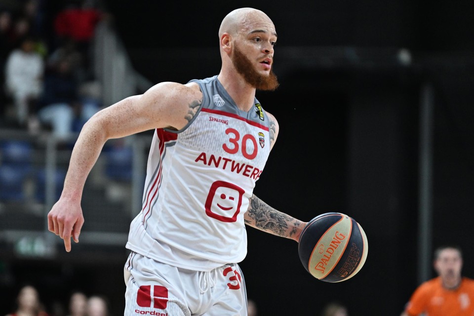 Reggie Upshaw leidde met een double-double Antwerp Giants naar de winst in Charleroi.