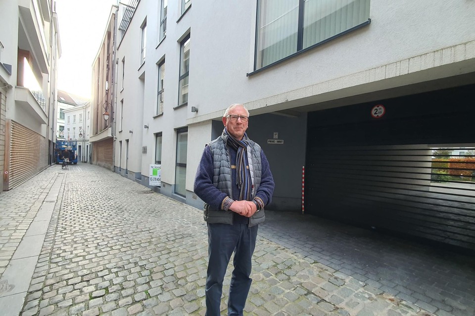 Daniël Duyck is autohandelaar en kan nu zijn eigen vaste parkeerplaats in dit straatje niet meer gebruiken.