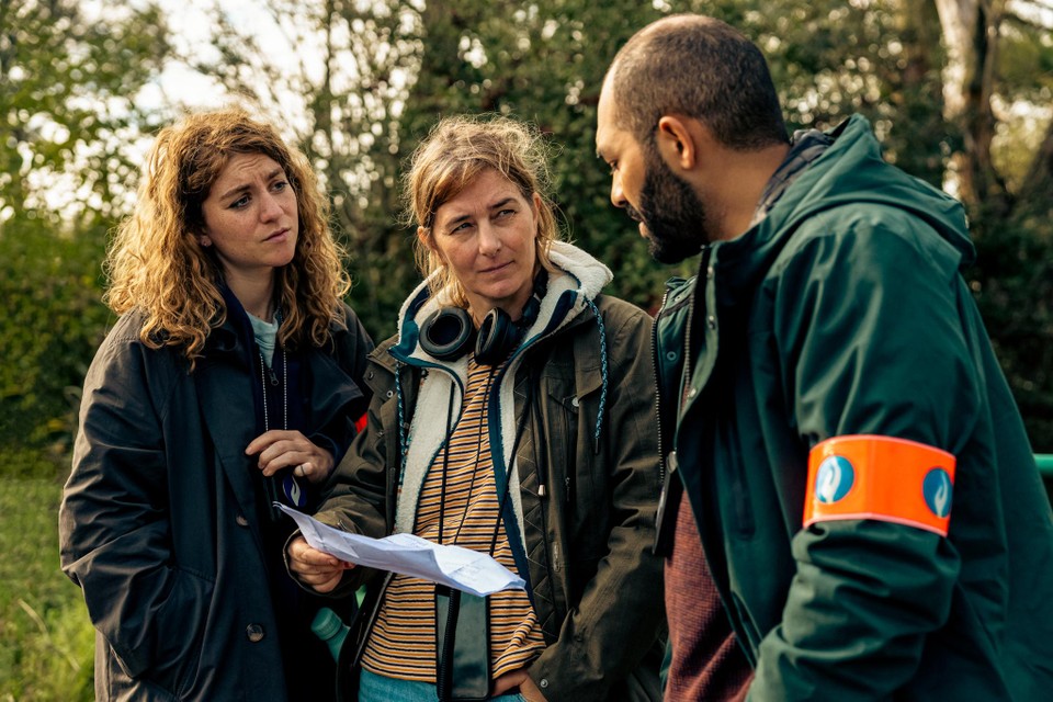 Regisseur Anke Blondé (midden) staat sinds maandag op de set met acteurs Charlotte De Bruyne en Nabil Mallat. 