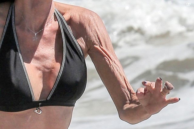 Anoi noorden Voorschrijven Voormalig supermodel (60) toont haar lichaam in bikini | Het Nieuwsblad  Mobile