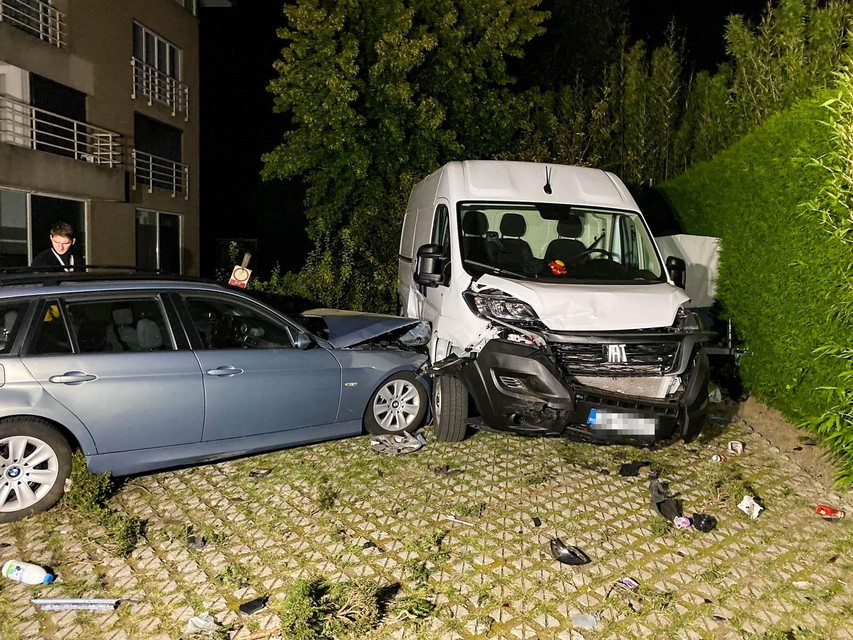 De vluchtende auto ramde een BMW, die tegen de bestelwagen van schilder Eduard Baka gekatapulteerd werd.