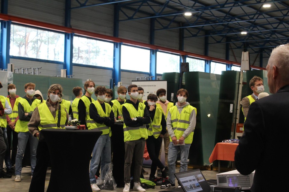 De Geelse scholieren bij AGC Glass in Mol.