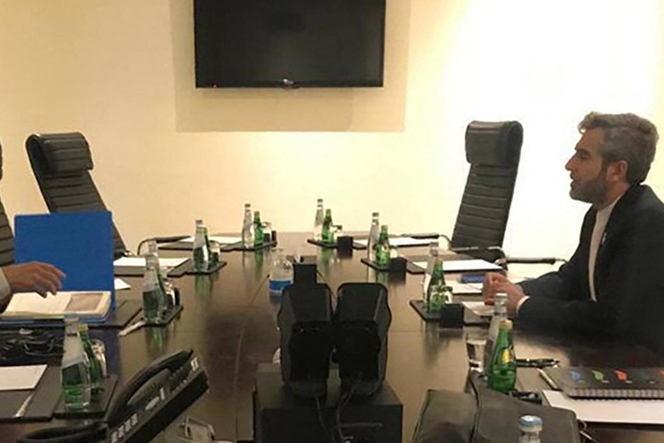 Iraans onderhandelaar Ali Bagheri Kani (rechts) spreekt met hoofdonderhandelaar voor de EU Enrique Mora (links).