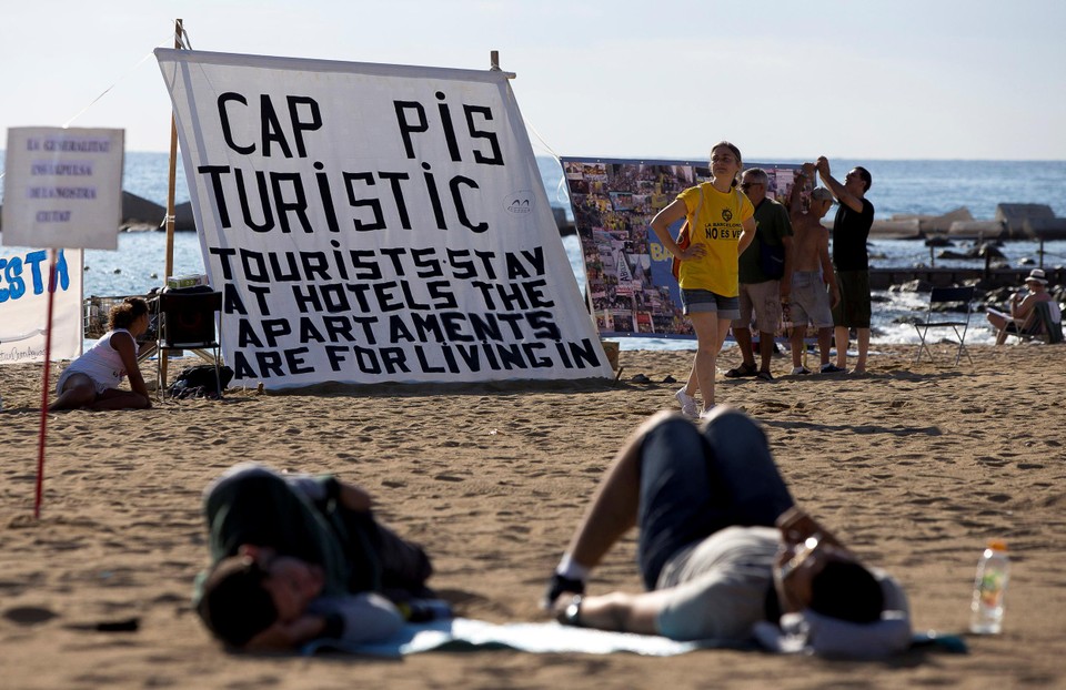 In 2017 was er in Barcelona al protest tegen toeristen die te veel appartementen bezetten, ten nadele van locals.