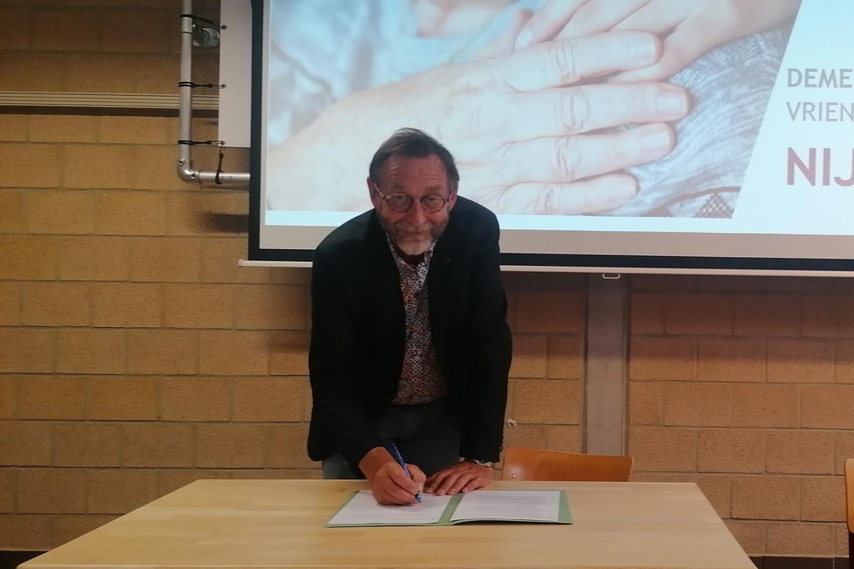 Ferdi Heylen ondertekent de engagementsverklring.