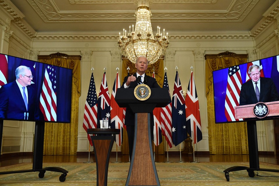 Australisch premier Scott Morrison, Amerikaans president Joe Biden en Brits premier Boris Johnson hielden een gezamenlijke persconferentie.