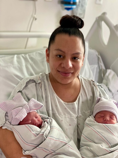 Orgogliosa di Mama Fatima con i suoi gemelli Eileen e Alfredo. 