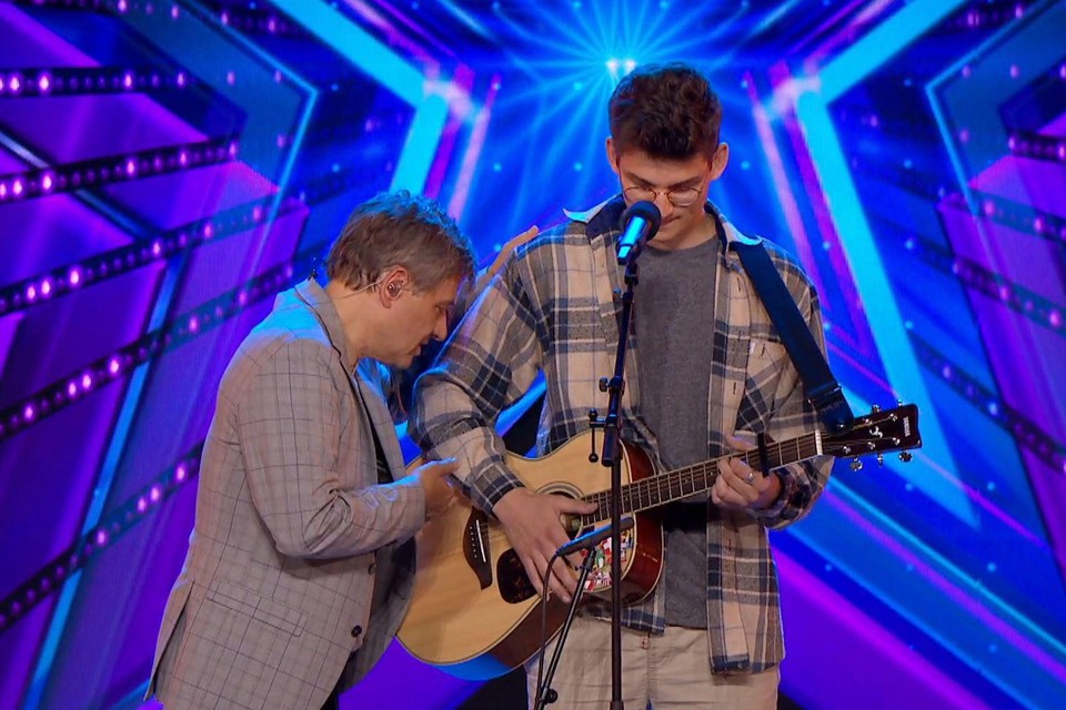Bart Peeters spreekt de 23-jarige Arthur moed in nadat hij bevriest in ‘Belgium’s got talent’. “Hij sprak bemoedigende woorden terwijl ik mijn ogen sloot.”