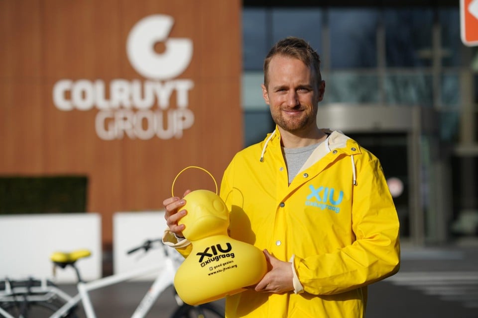 Mobiliteitscoördinator Antoon Vander Putten mocht in naam van de Colruyt Group de fluo badeend van Xiu in ontvangst nemen.
