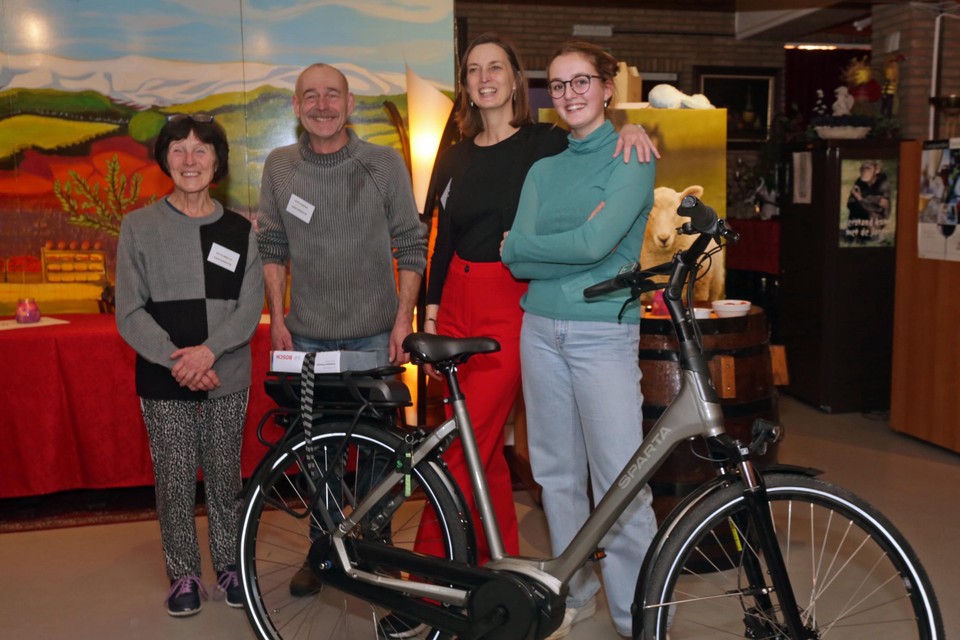 De 3 hoofdwinnaars van de eindejaarsactie van de handelsvereniging Samen Mariaburg.