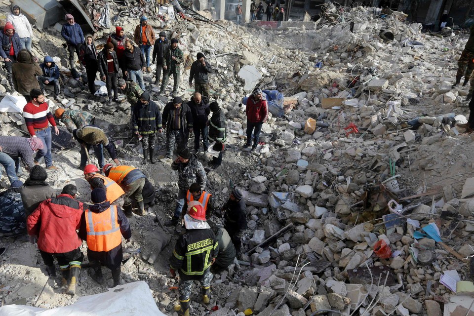 Reddingswerkers zoeken naar mensen onder het puin in de Syrische stad Aleppo.