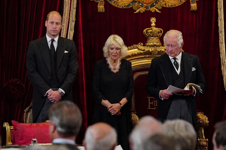 Prins William, koningin Camilla en koning Charles bij diens troonsbestijging. 