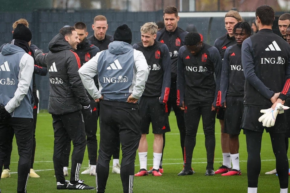 Tedesco spreekt de spelersgroep toe voor aanvang van de veldtraining.