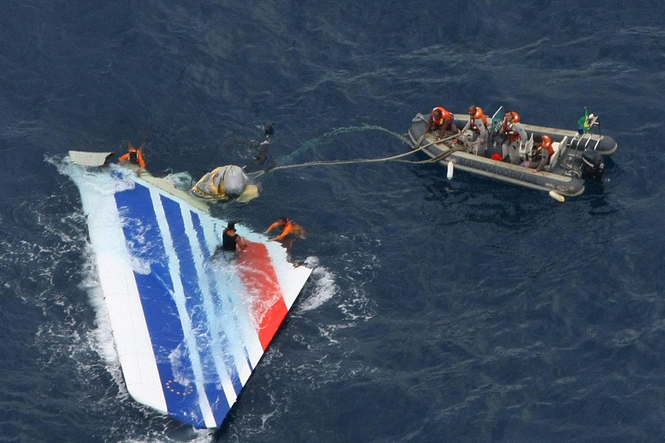 Vijf dagen na de crash worden de eerste brokstukken teruggevonden in de Atlantische Oceaan. 