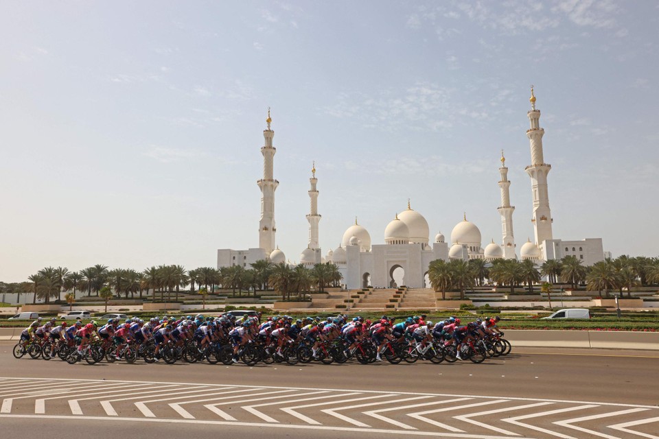 De renners passeerden onder andere de indrukwekkende Sjeik Zayed-moskee. 