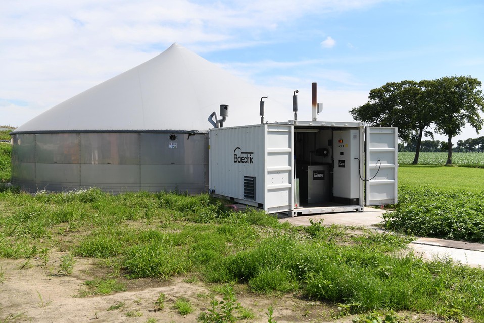 De biogasinstallatie waar vanuit koeienmest energie wordt opgewerkt.