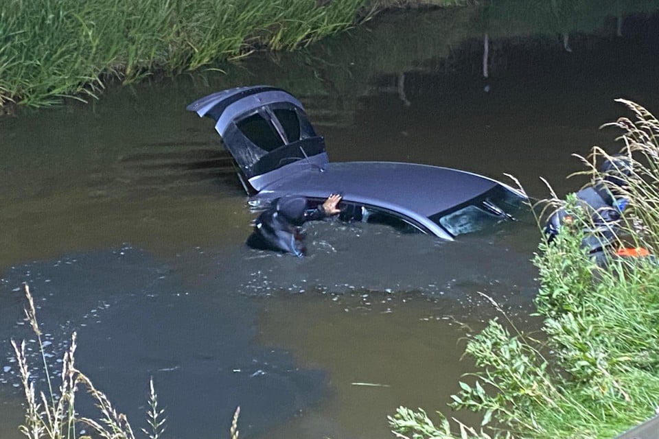 Car ends up in water, but driver can stand out just in time (Diksmuide)