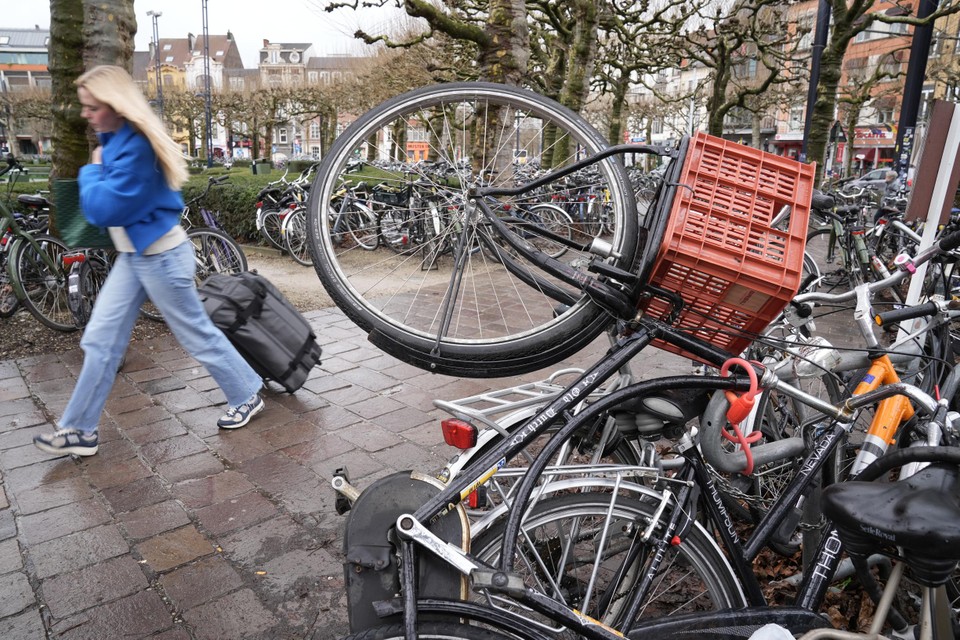 Een zee aan fietsen ontsiert het plein.