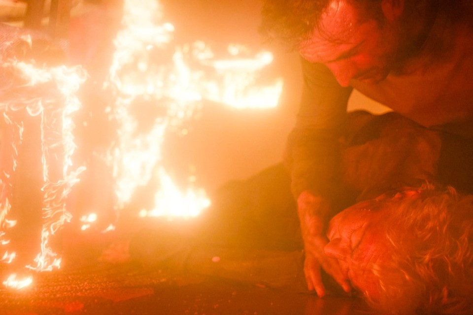 Een nieuwe dramatische exit in ‘Familie’? Peter (Gunther Levi) en Marie-Rose (Martine Jonckheere) kwamen vast te zitten in een brand. 