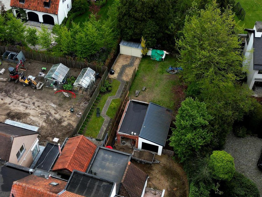 De stoffelijke resten van Annie De Poortere zouden zijn gevonden achter één van de twee garages.