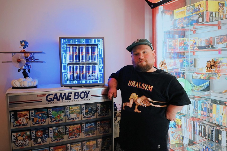 Stand-upcomedian William Boeva bij zijn collectie games en gadgets. “Die dingen zijn een stuk van mezelf geworden.”