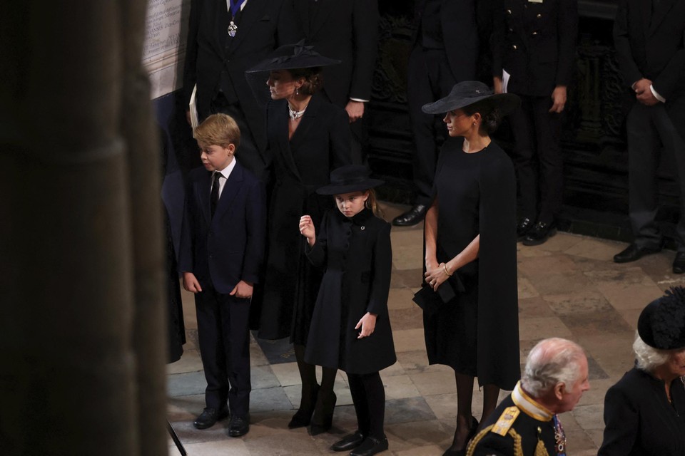 Кейт Миддлтон (принцесса Уэльская), Меган Маркл (супруга принца Гарри) и принцесса Шарлотта выбрали черное траурное платье и черную шляпу в тон.  Принц Джордж был одет в темный костюм. 