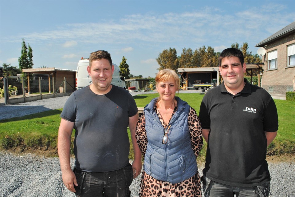 Brecht, mama Heidi en Stijn aan het perceel waar de tweede