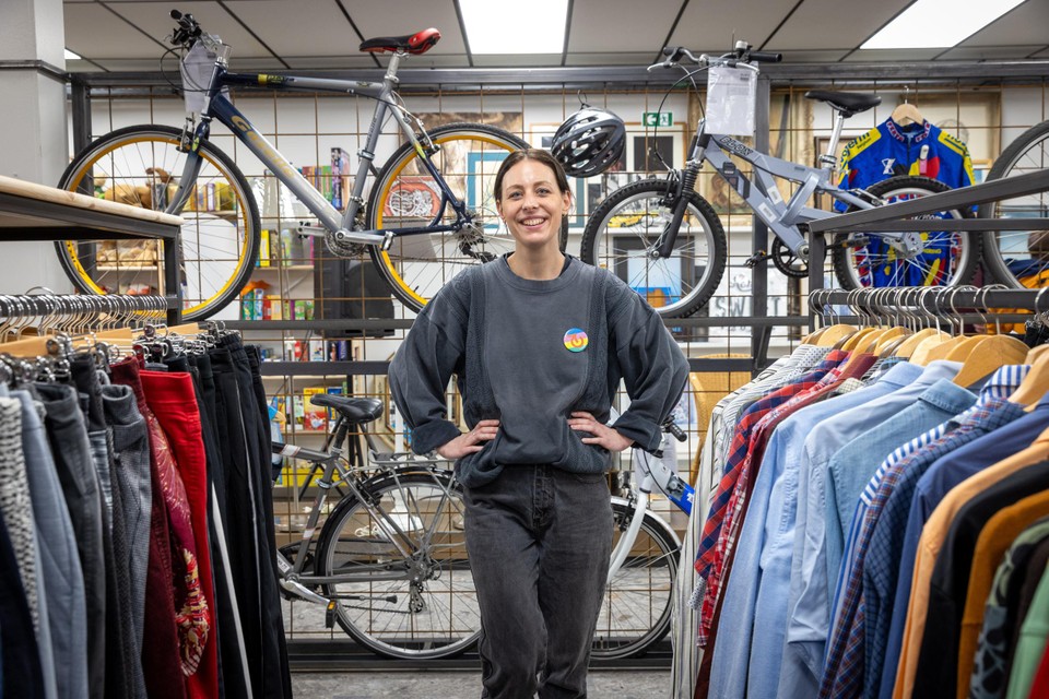 Marketingdirecteur Sanne Delft komt een handje helpen.