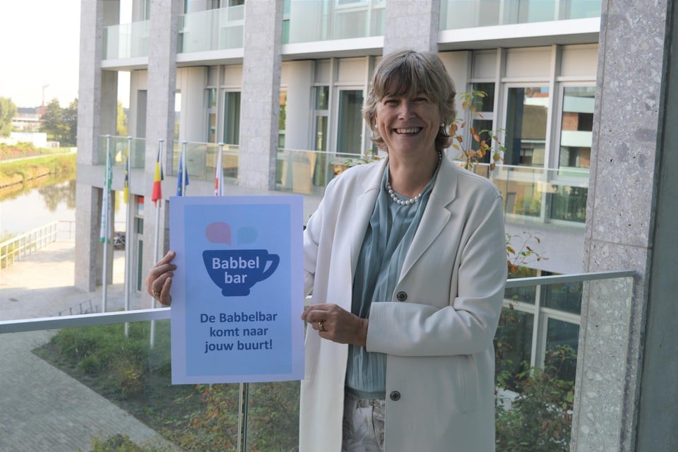 Schepen van Sociale Zaken Conny De Spiegelaere (CD&V) presenteert de Babbelbar: een initiatief voor meer sociale cohesie in de buurt.