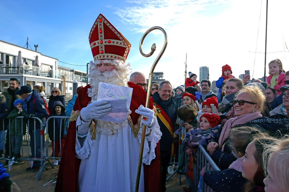 Sinterklaas meerde zaterdagmiddag onder massale belangstelling aan in Oostende. 