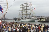 thumbnail: De Mexicaanse driemastbark Cuauhtemoc met de matrozen die het publiek groetten staand op de dwarsmasten was één van de blikvangers van de Cutty Sark Tall Ships Race van 2002 in Antwerpen.  