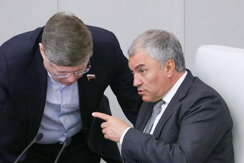 Doema-voorzitter Vjatsjeslav Volodin (rechts) legt een voorstel neer om gevluchte Russen hun inkomen te ontnemen.