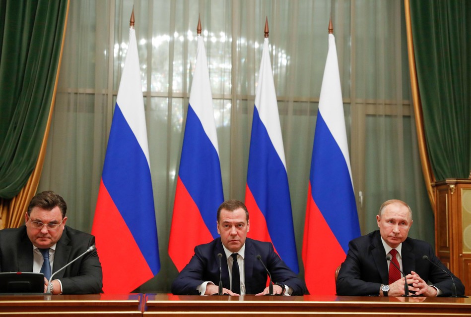 Dmitri Medvedev (centraal) en Vladimir Poetin (rechts). 