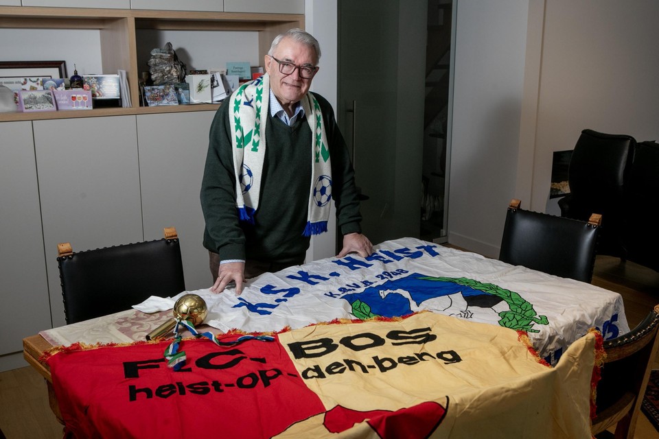 Leo Cannaerts bij enkele vlaggen.