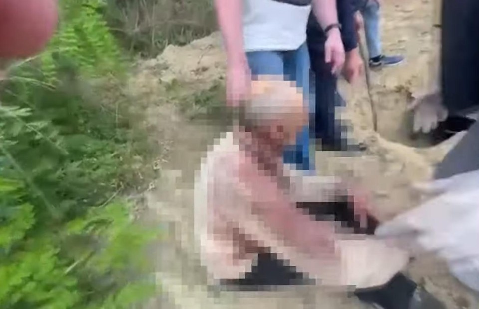 De 62-jarige Moldaviër was nog bij bewustzijn, maar had wel een wonde in zijn nek.
