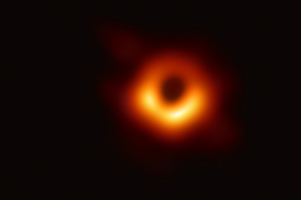 De eerste foto van een zwart gat. 