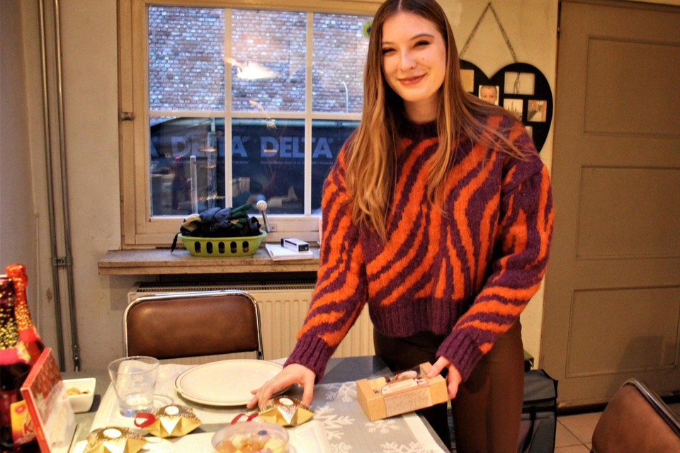 Stefanie oefent aan de keukentafel al even de tafelschikking. Stress om met vreemden te eten, heeft ze niet: “We zullen ze wel leren kennen.”