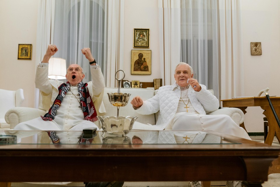 In de film ‘The two popes’ speelde Pryce (rechts) paus Franciscus naast Antonio Banderas (die paus Benedictus vertolkte). 