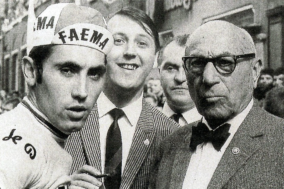 Cyriel Van Hauwaert (rechts) de eerste Flandrien, met Eddy Merckx bij de start van een na-Tourcriterium. 