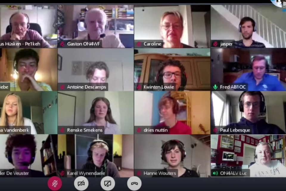 De studenten, leerkrachten en astronauten tijdens de chat. 