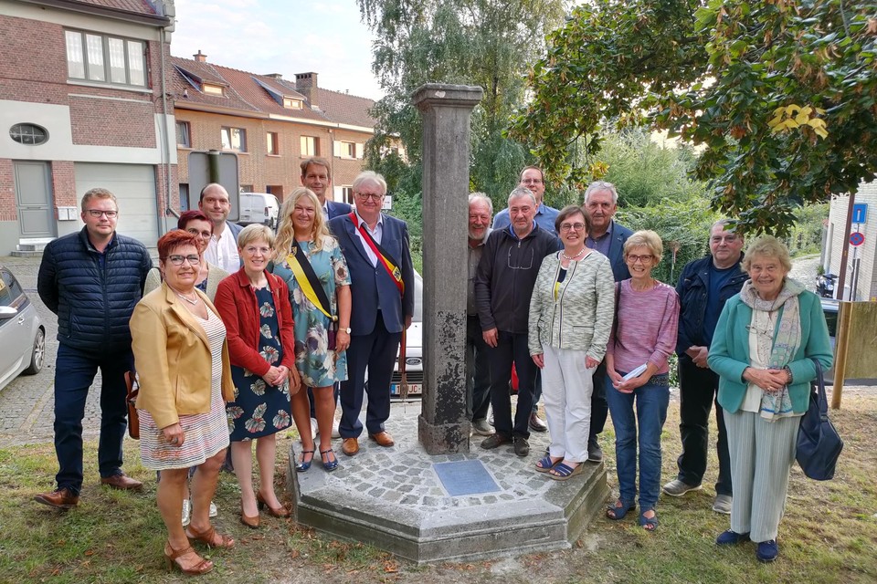 Het Heemkundig Genootschap en het gemeentebestuur huldigden de oude schandpaal in.