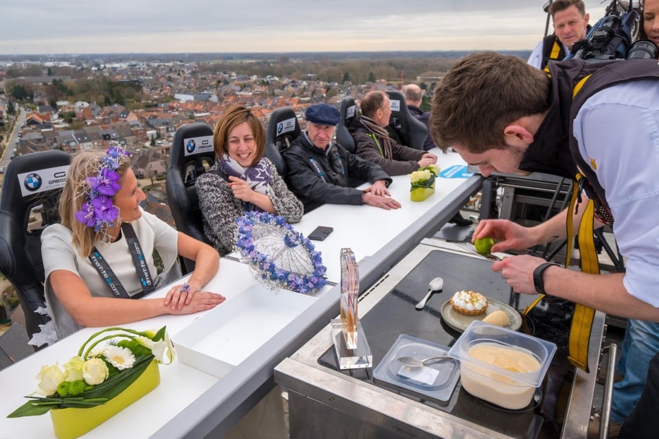 Dining with a view of the Lion of Waterloo, it can now be from a height of 50 meters for a month now