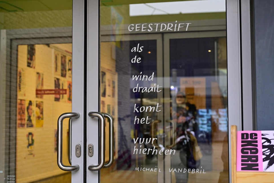 Bij Schouwburg De Kern staat er een gedicht van Michaël Vandebril op de voordeur.