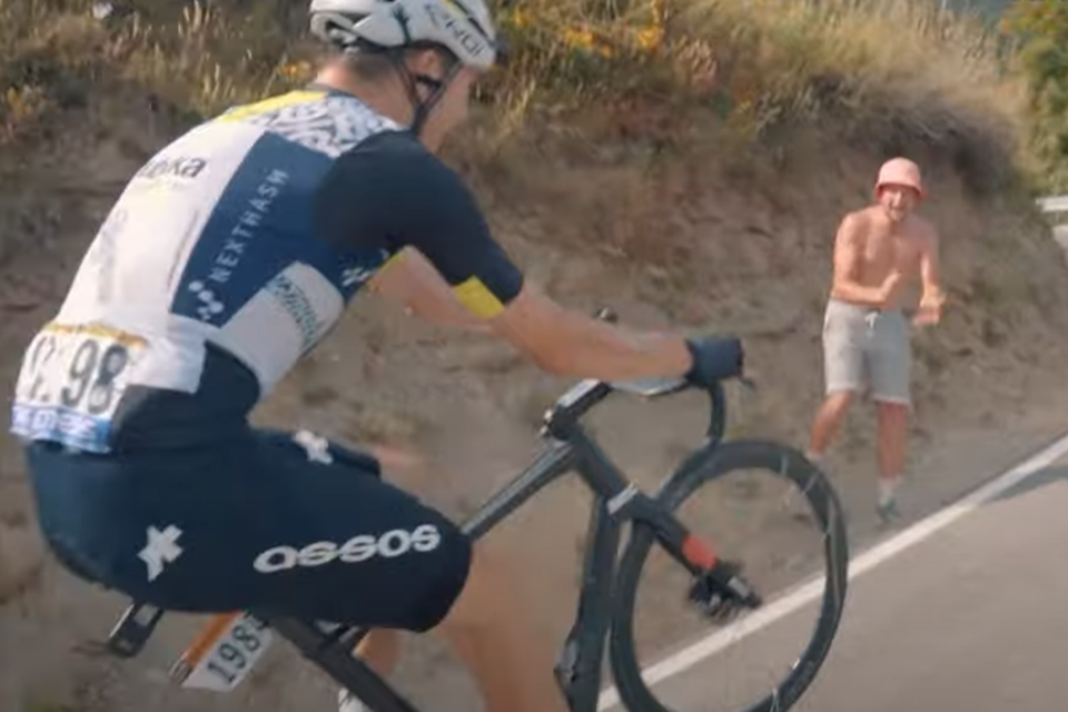 Oliver Naesen zijn wheelie-record in de Tour kwijt: Duitser rijdt meter lang op één wiel op Col de Beixalis | Het Nieuwsblad Mobile