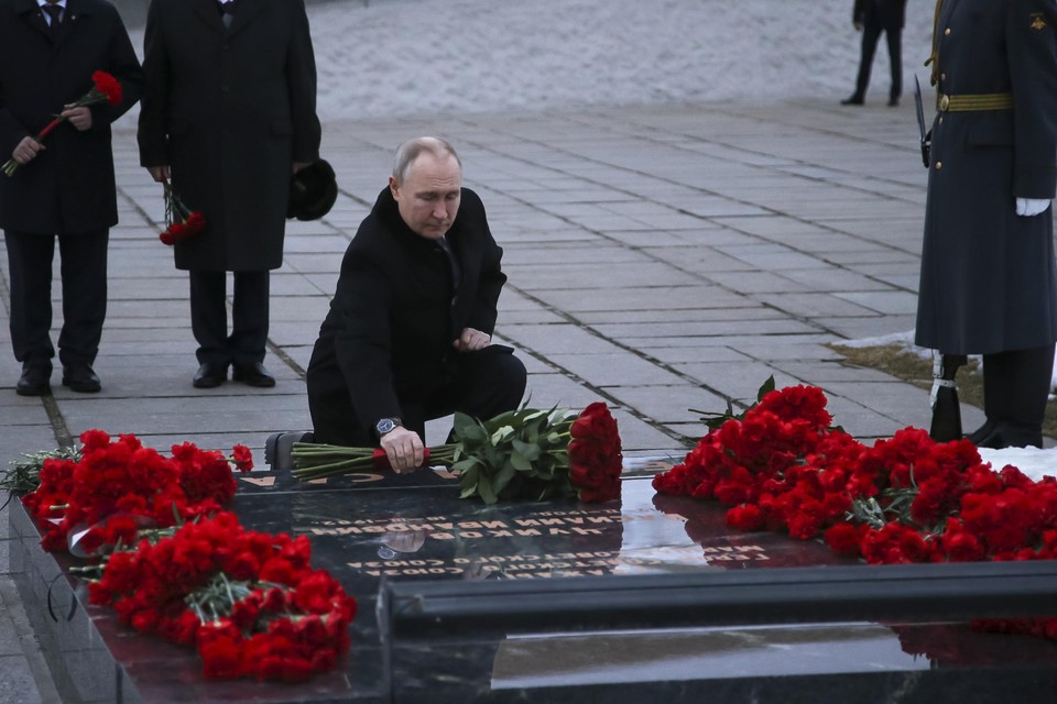 Bij de herdenking van de slag rond Stalingrad haalde Poetin ongemeen fel opnieuw de naziretoriek boven. Om de Russen te waarschuwen dat er nog veel offers zullen worden gevraagd.
