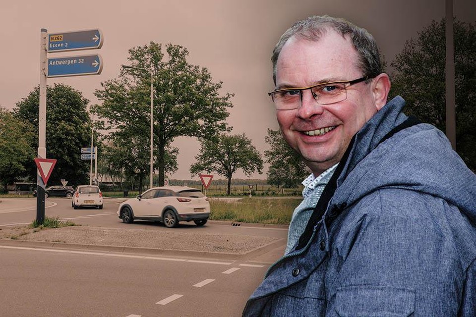 Rechts aan deze rotonde, op amper 2 kilometer van Essen, komt mogelijk een nieuwe militaire basis. Rechts: Essens burgemeester Gaston Van Tichelt (CD&amp;V).