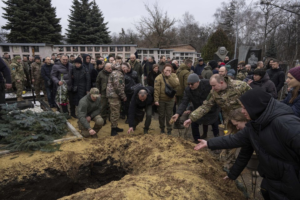 Oekraïense soldaten geven een laatste saluut aan een medesoldaat die omkwam in Bachmoet. 