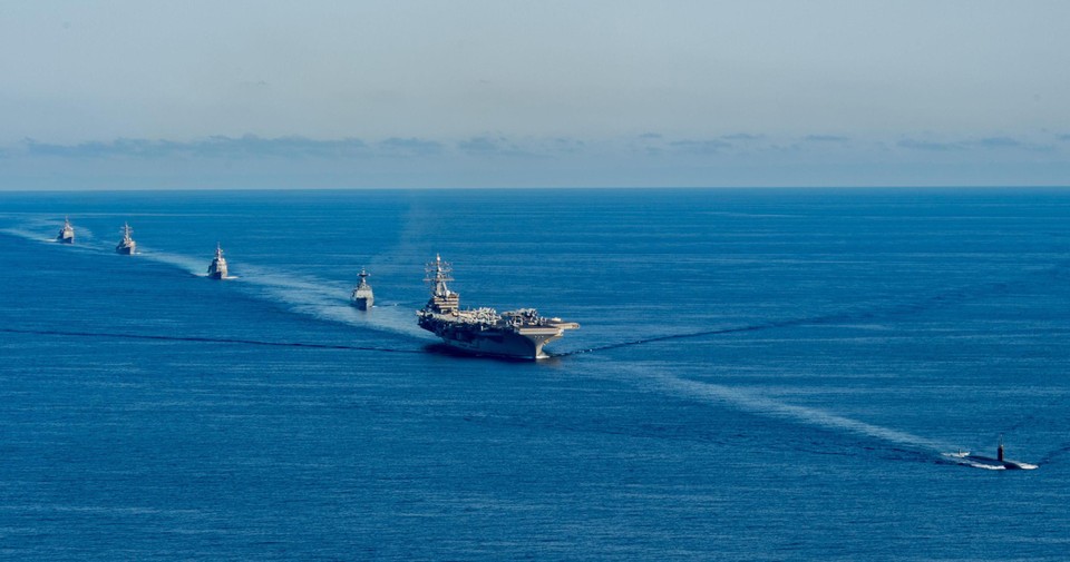 Het Amerikaanse vliegdekschip USS Ronald Reagan maakt samen met Zuid-Koreaanse schepen manoeuvres op zee. 