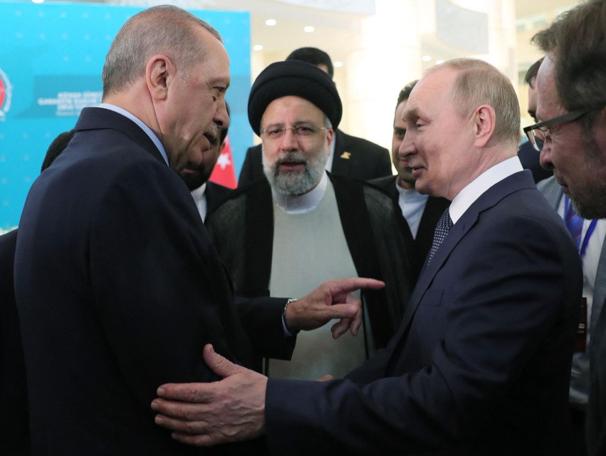 Poetin (rechts) sprak met zijn Turkse ambtgenoot Recep Tayyip Erdogan (links) en Iraanse tegenhanger Ebrahim Raisi (midden). 