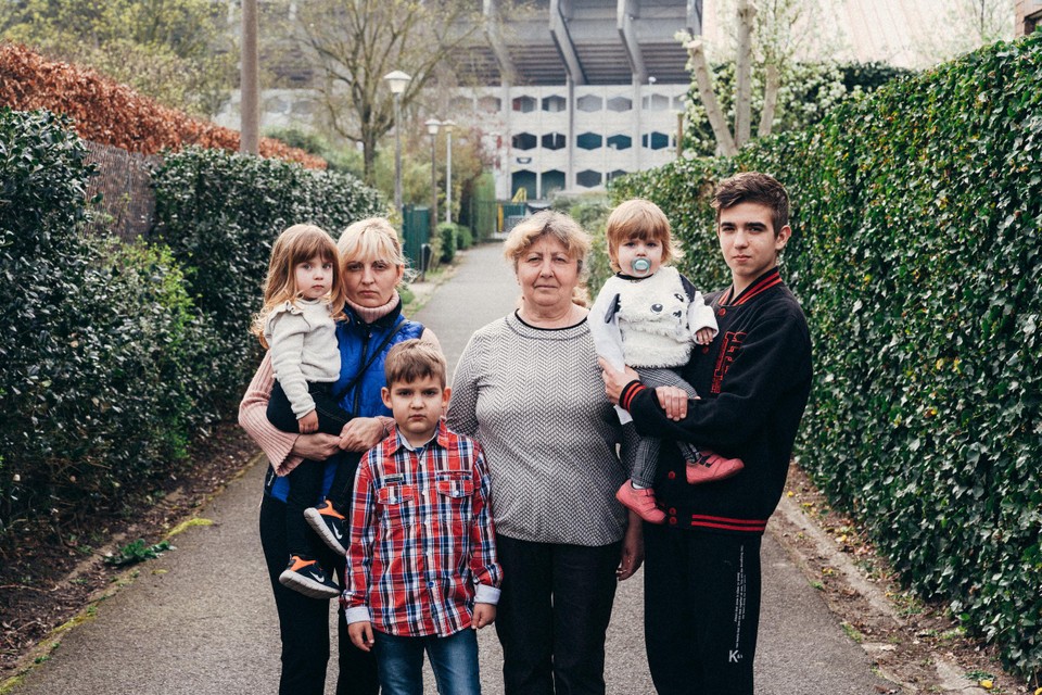 Lyudmila Momot (links) vluchtte met haar moeder en vier kinderen uit Odessa naar ons land. 